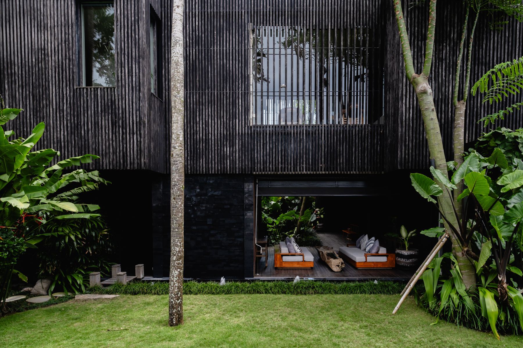 Lawn and terrace daybeds